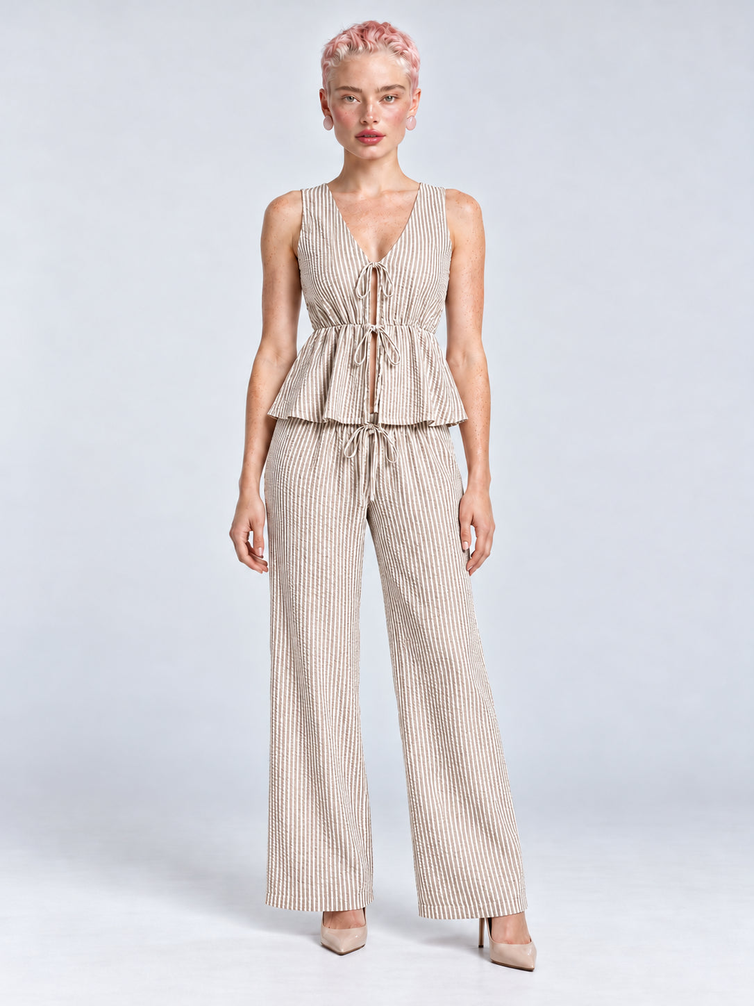 Conjunto Amalfi a rayas beige, blusa y pantalón de pierna ancha, vista frontal