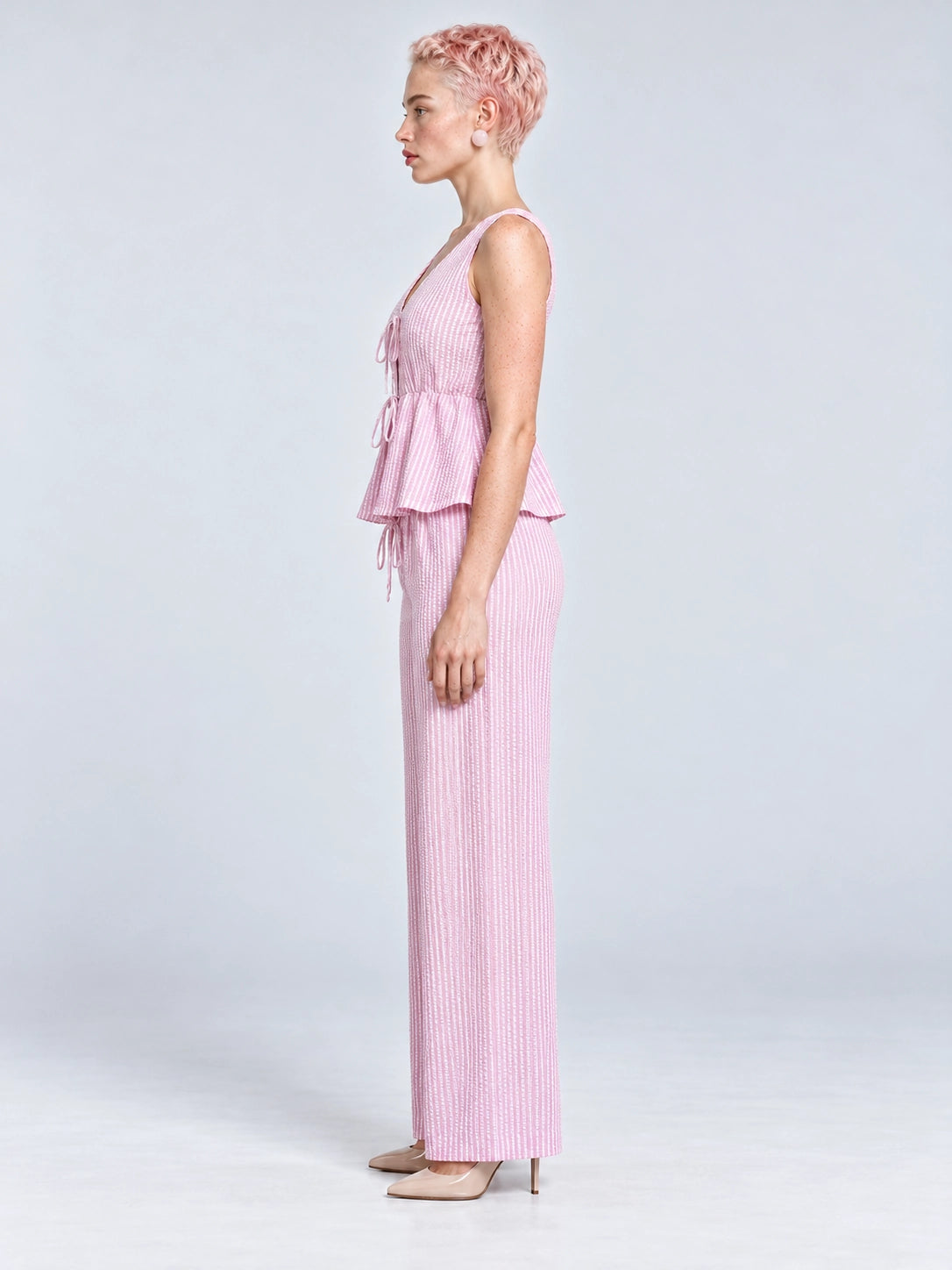 Conjunto Amalfi rosa a rayas, vista lateral izquierda de la modelo