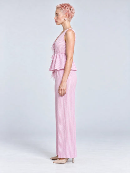 Conjunto Amalfi rosa a rayas, vista lateral izquierda de la modelo