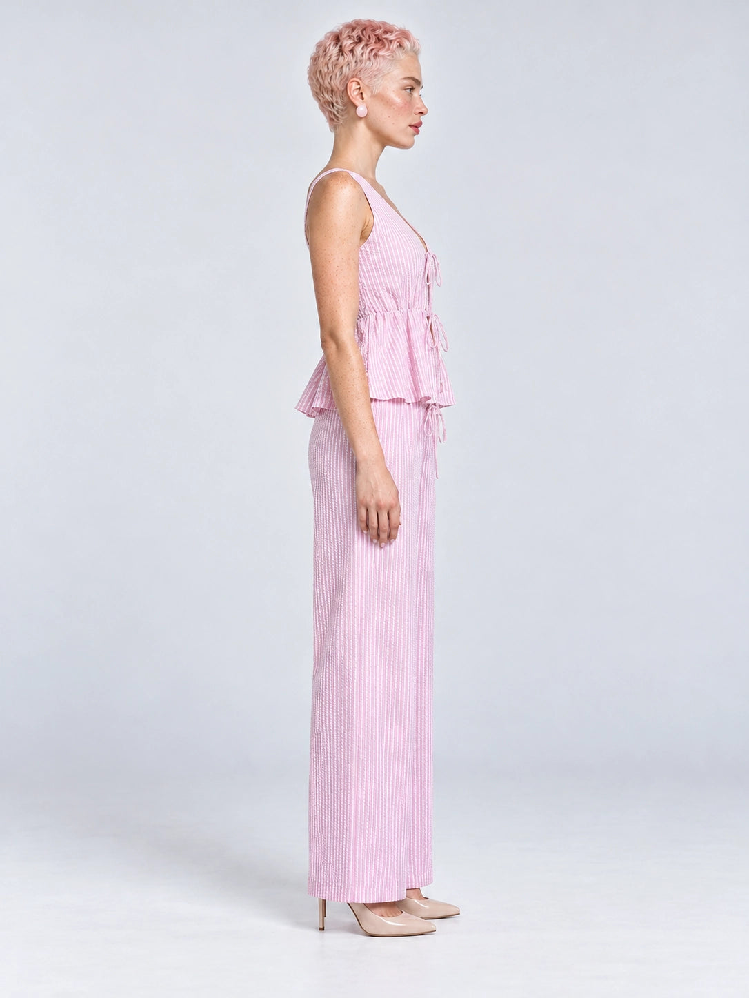 Conjunto Amalfi rosa a rayas, vista lateral derecha de la modelo