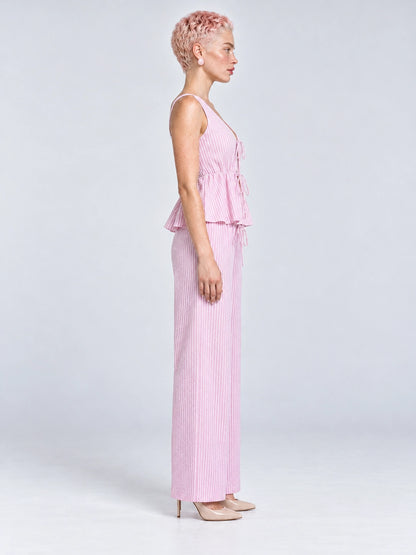 Conjunto Amalfi rosa a rayas, vista lateral derecha de la modelo