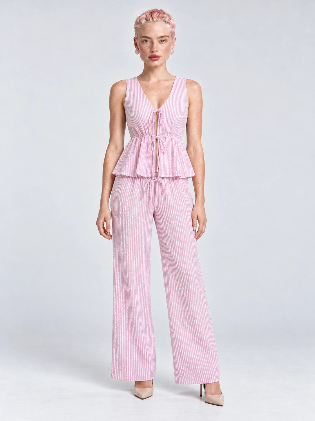 Conjunto Amalfi a rayas rosa, blusa y pantalón en modelo, vista frontal de cuerpo completo
