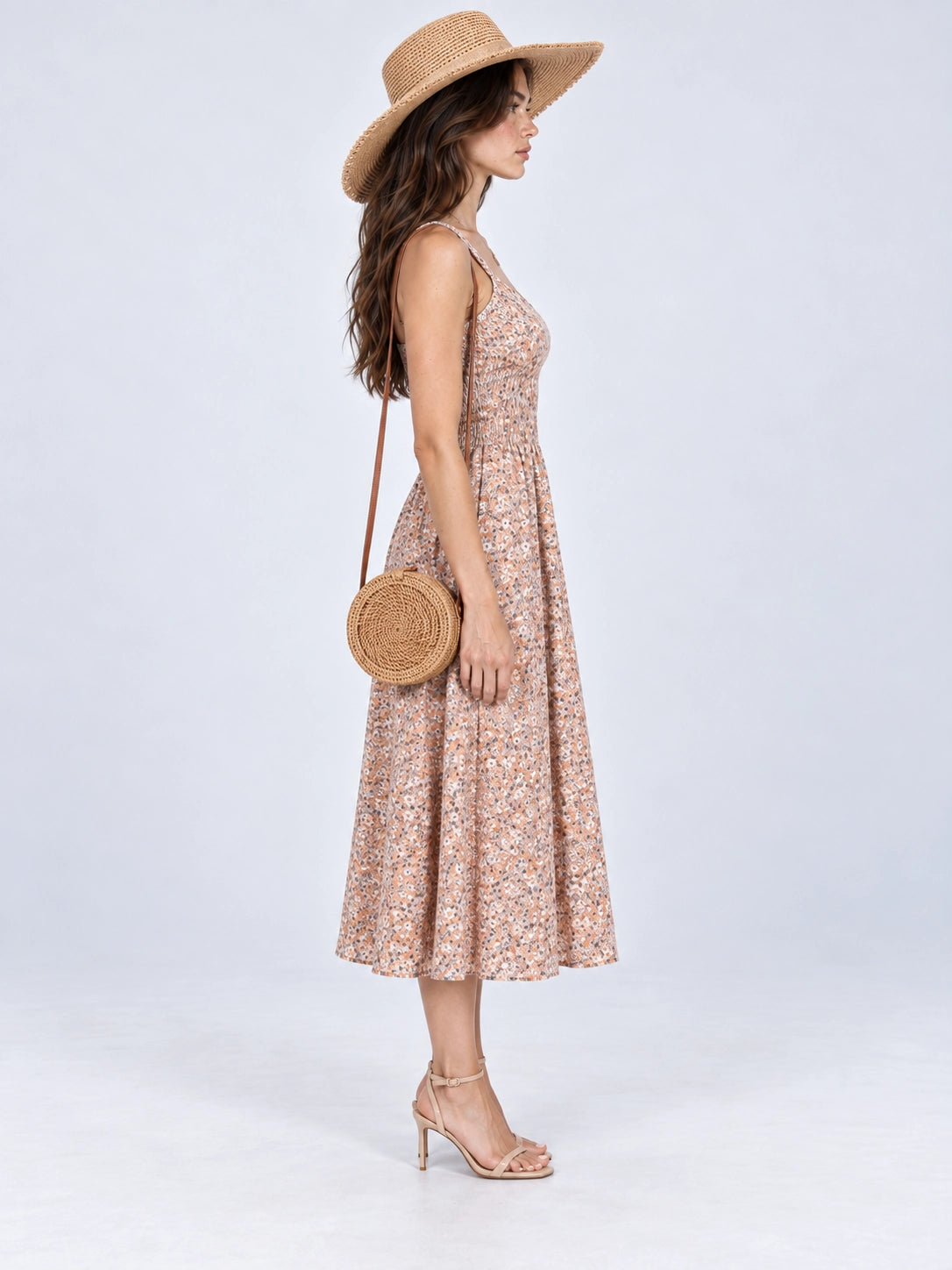 Vestido floral Elara, vista de perfil izquierdo en estudio