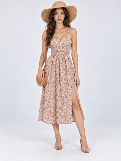 Vestido floral Elara beige con escote halter y falda con abertura, vista frontal de cuerpo completo