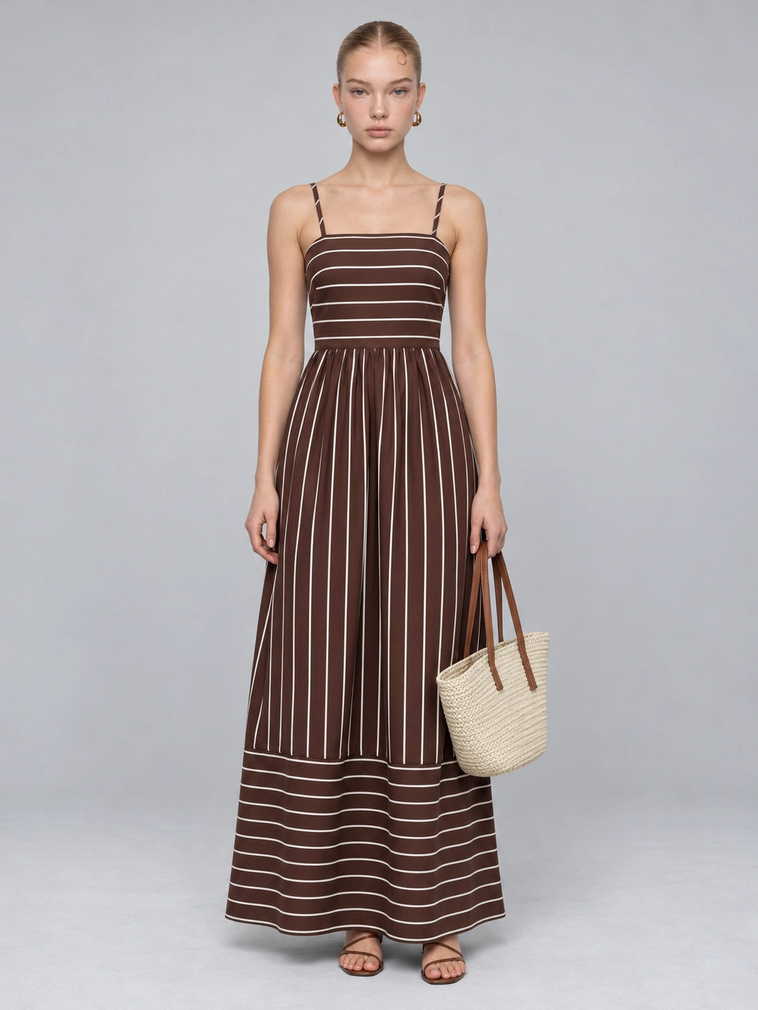 Vista frontal de cuerpo completo del vestido midi Riviera a rayas, escote palabra de honor