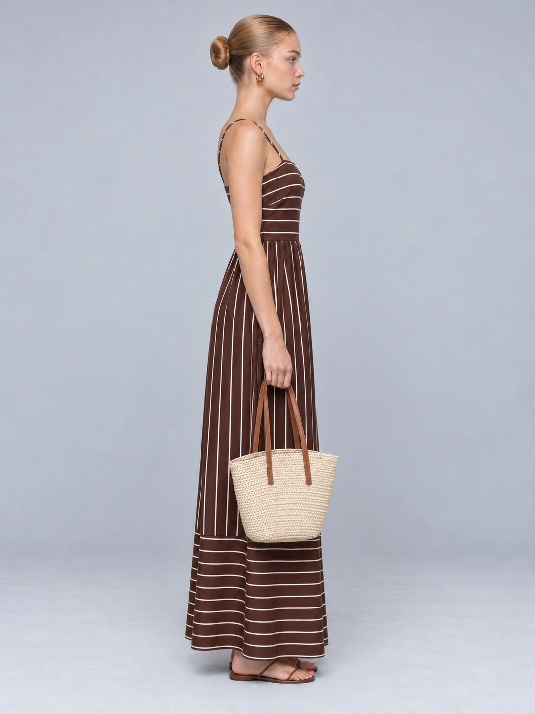 Vista de perfil derecho del vestido midi Riviera a rayas en modelo