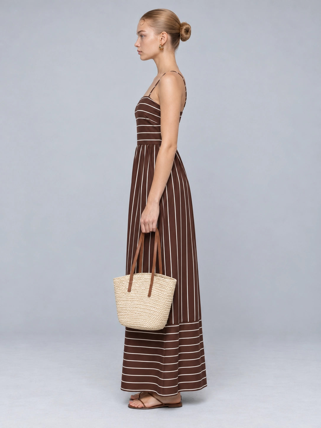 Vista de perfil izquierdo del vestido midi Riviera a rayas en modelo